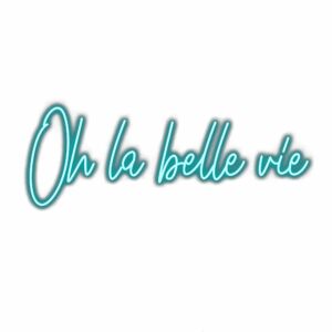 Neon sign saying "Oh la belle vie" in cursive